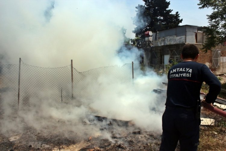 Antalya'da otluk alanda yangın! Mahalleli panik oldu