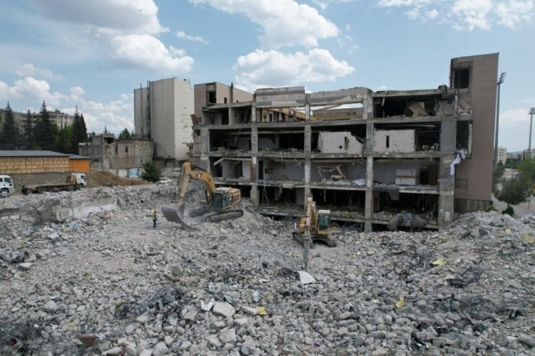Kahramanmaraş'ta ağır hasarlı binalar yıkıldı