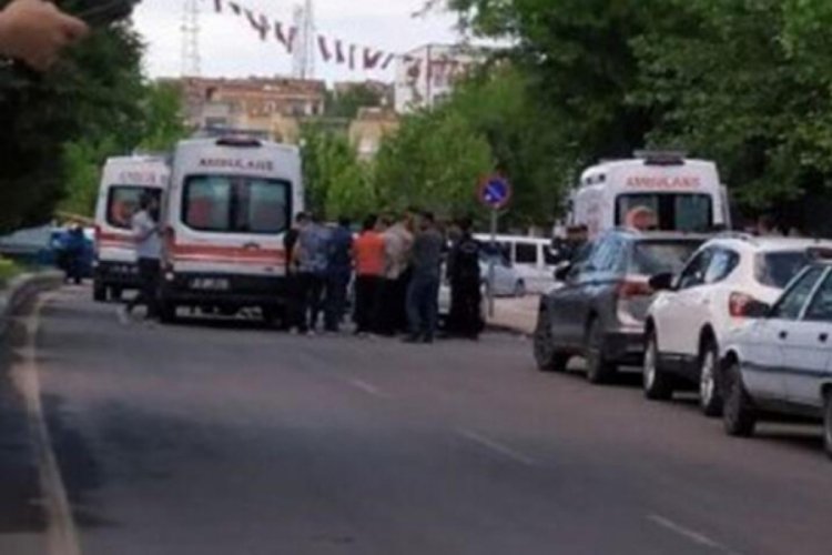Diyarbakır'da husumetli aileler adliye &ccedil;ıkışında kavga etti: 1'i asker, 5 yaralı