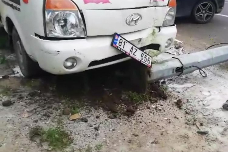 D&uuml;zce'de otomobil park halindeki kamyonete &ccedil;arptı: 1 yaralı