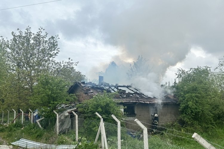 Kastamonu'da tek katlı ahşap ev &ccedil;ıkan yangında k&uuml;le d&ouml;nd&uuml;