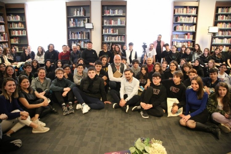 Oyuncu Altan G&ouml;rd&uuml;m Bursa'da &ouml;ğrencilere &ouml;yk&uuml; okudu