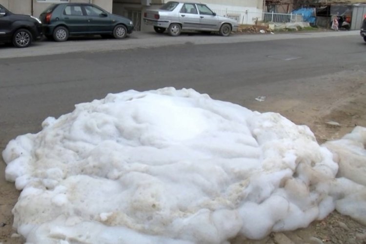 İstanbul'da r&ouml;garlardan sızan k&ouml;p&uuml;k yolu ulaşıma kapattı