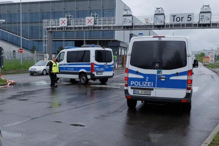 Almanya'da Mercedes fabrikasında silahlı saldırı: 2 &ouml;l&uuml;