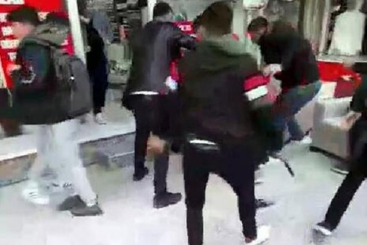 D&uuml;zce'de bir kişi mahallede uyuşturucu sattığı iddiasıyla d&ouml;v&uuml;ld&uuml;