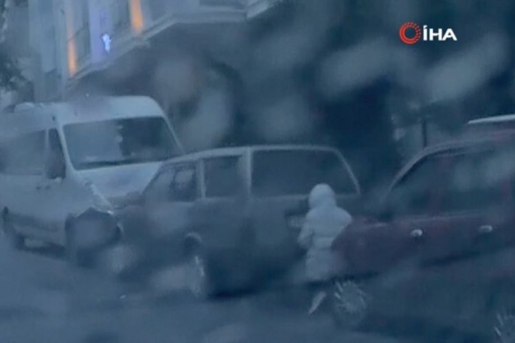 İstanbul'da bagajdan girdiği aracın ses sistemini &ccedil;aldı