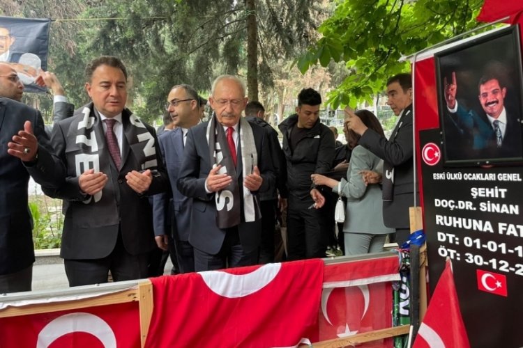 Kılı&ccedil;daroğlu ve Babacan Bursa'da Sinan Ateş'in mezarını ziyaret etti
