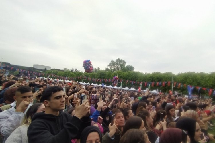 Bursalılar Derya Uluğ ve &Ouml;zcan Deniz Konserleriyle unutulmaz bir g&uuml;n yaşadı