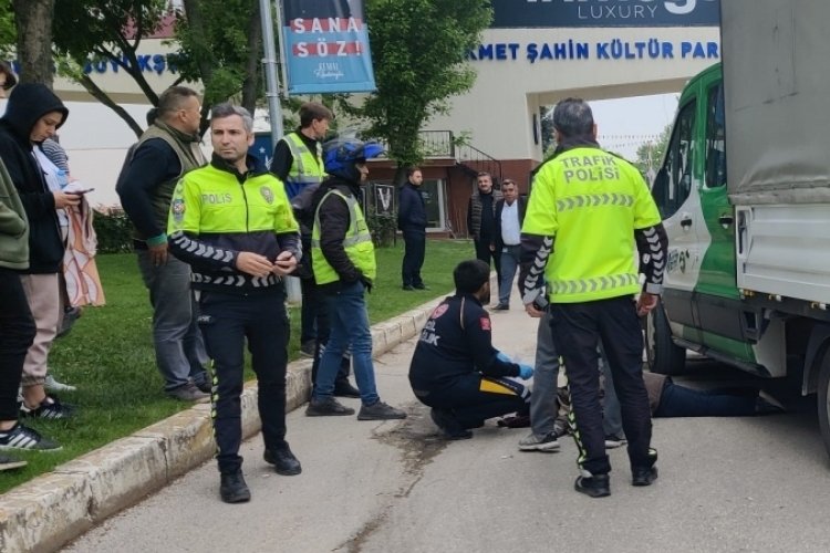 Bursa'da geri manevra yapan kamyonet &ouml;ğrenciyi ezdi