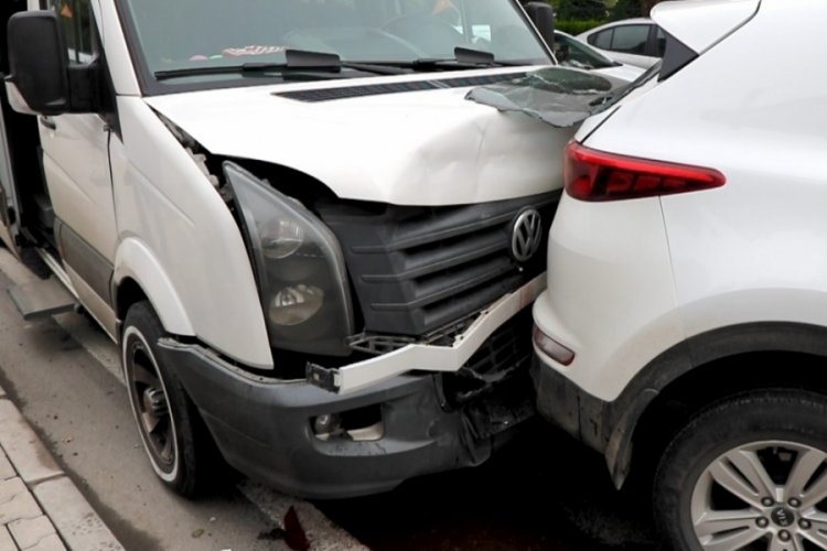 Samsun'da freni boşalan kamyon ışıkta bekleyen 5 araca &ccedil;arptı