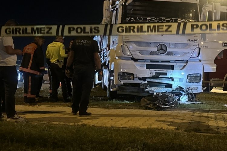 Elazığ'da tırın altında kalan motosiklet s&uuml;r&uuml;c&uuml;s&uuml; yaşamını yitirdi