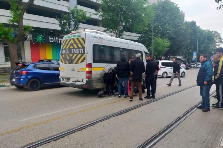 Bursa'da motosikletin &ccedil;arptığı yaşlı adam metrelerce s&uuml;r&uuml;klendi