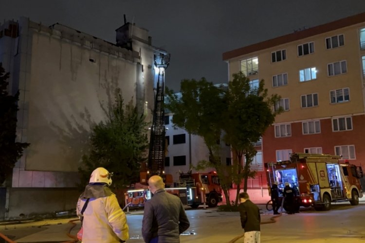 İstanbul Esenyurt'ta iş yerinin &ccedil;atısı alev alev yandı