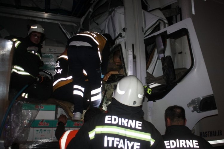 Edirne'de zincirleme kaza: Sıkışan tır s&uuml;r&uuml;c&uuml;s&uuml;n&uuml;...