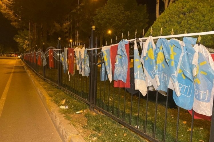 Siyasi partilerin bayraklarını s&ouml;ken iki şahıs yakalandı