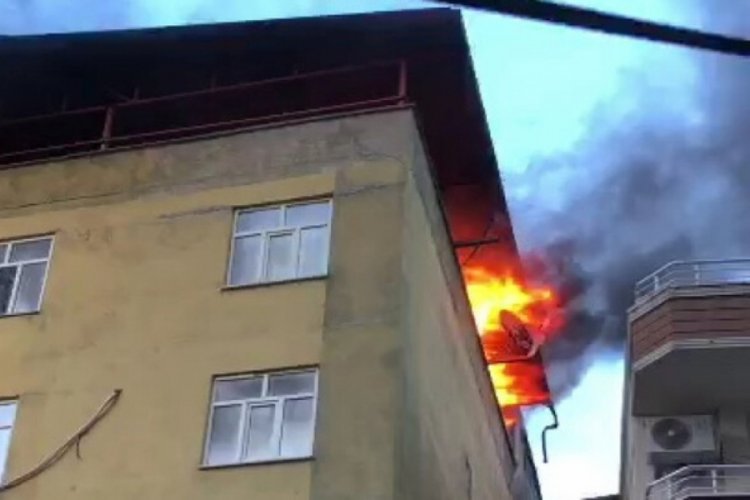 Diyarbakır'da binanın &ccedil;atısında yakılan mangal, yangına sebep oldu