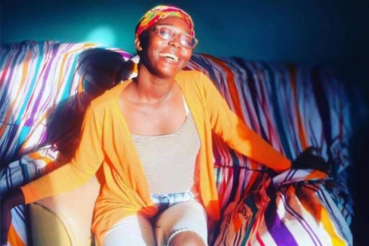 Gabonlu Dina'nın eşyalarını teslim alan anne ve babası g&ouml;zyaşlarına boğuldu