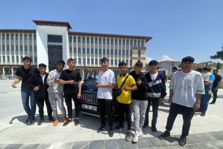 Togg'a gen&ccedil;ler hayran kaldı, fotoğraf &ccedil;ekme yarışına girdi