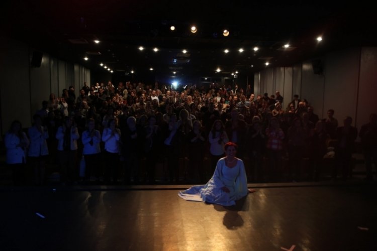 &Ccedil;eksanat Organizasyonu "dışarıda hi&ccedil;bir şey var" oyununa Bursalılardan yoğun ilgi