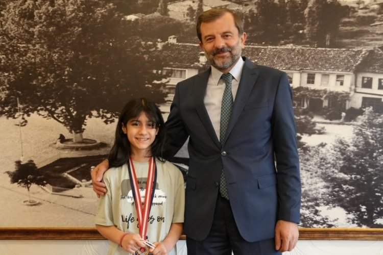 Bursa'da Başkan Işık, minik Ecrin'in b&uuml;y&uuml;k başarısını kutladı