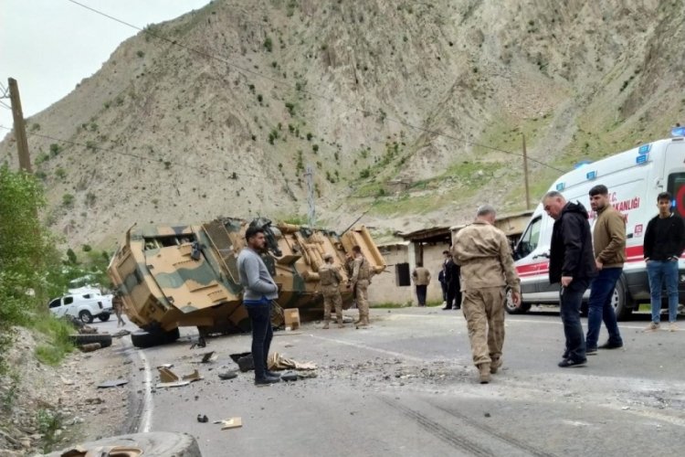 Hakkari'de askeri ara&ccedil; devrildi: 3 yaralı