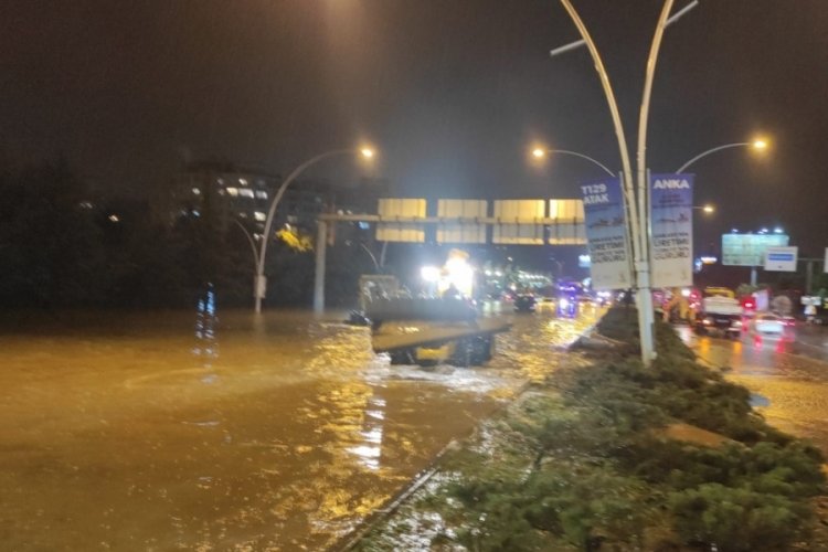 Ankara'da metro istasyonlarını sular bastı