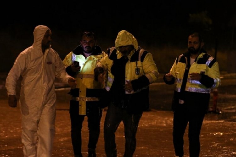 Ankara'da belediye &ccedil;alışanı sağanak sebebiyle &ccedil;&ouml;ken yola d&uuml;şt&uuml;