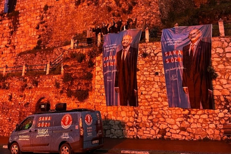 Bursa'da Kılı&ccedil;daroğlu'nun afişini asıp g&ouml;zaltına alınan gen&ccedil;ler serbest bırakıldı