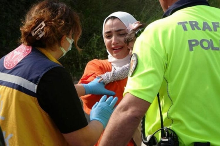 Antalya'da takla atan ara&ccedil;tan anne ve bebeği burunlara bile kanamadan kurtuldu