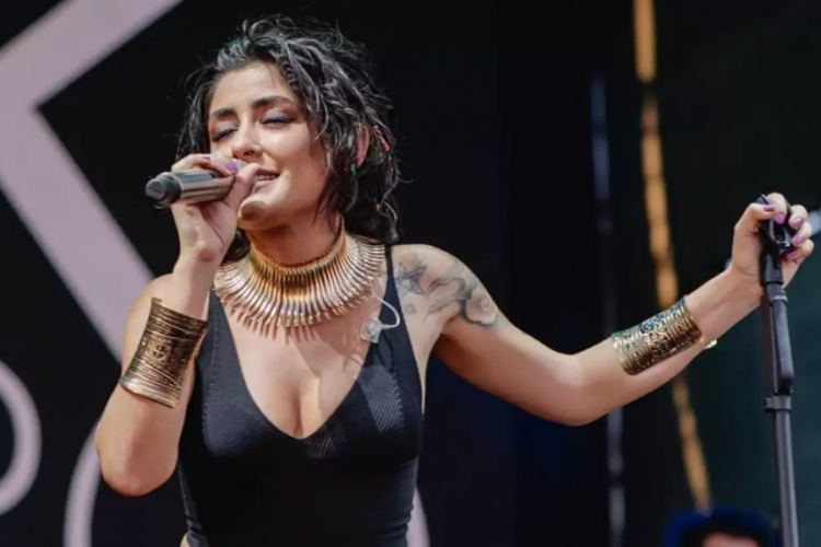 Melek Mosso'dan dikkat &ccedil;eken poz