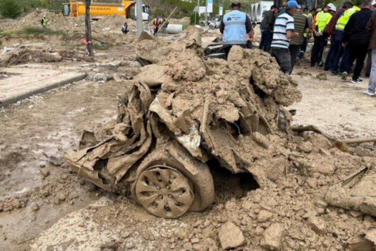 Ankara'da kanalizasyona s&uuml;r&uuml;klenen otomobil &ccedil;ıkarıldı