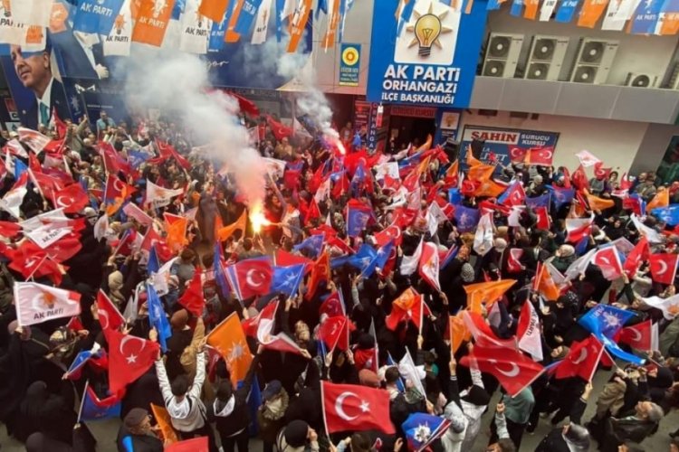 Bursa'da y&uuml;zlerce vatandaş AK Parti'nin sevgi y&uuml;r&uuml;y&uuml;ş&uuml;nde bir araya geldi
