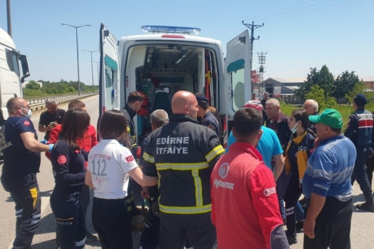 Edirne'de otomobil şarampole yuvarlandı! 6 Kişi &ouml;l&uuml;mden d&ouml;nd&uuml;