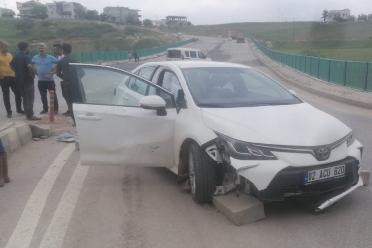 Adıyaman'da otomobil ile bisiklet &ccedil;arpıştı