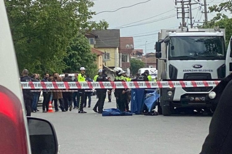 Sakarya'da &ccedil;&ouml;p kamyonunun altında kalan adam hayatını kaybetti
