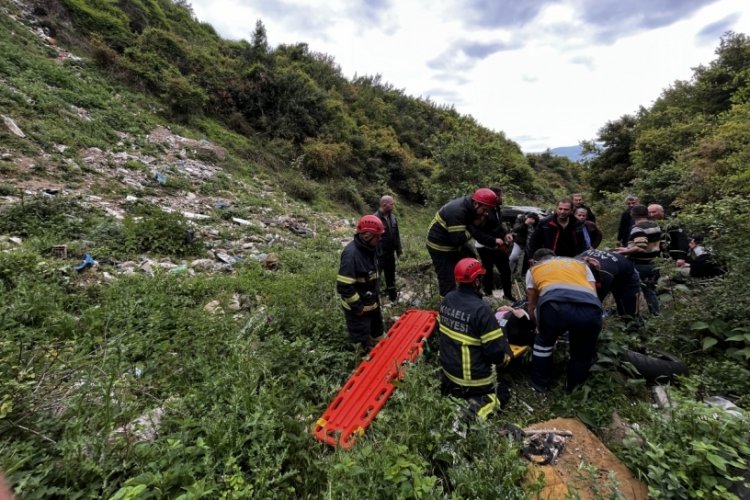 Kocaeli'nde kontrolden &ccedil;ıkan otomobil 150 metrelik u&ccedil;uruma yuvarlandı