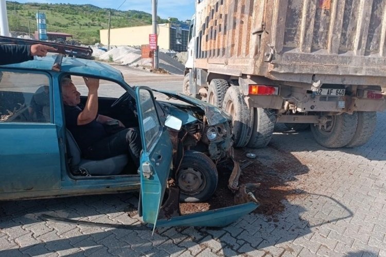 Adıyaman'da kamyon ile otomobil &ccedil;arpıştı: 2 yaralı