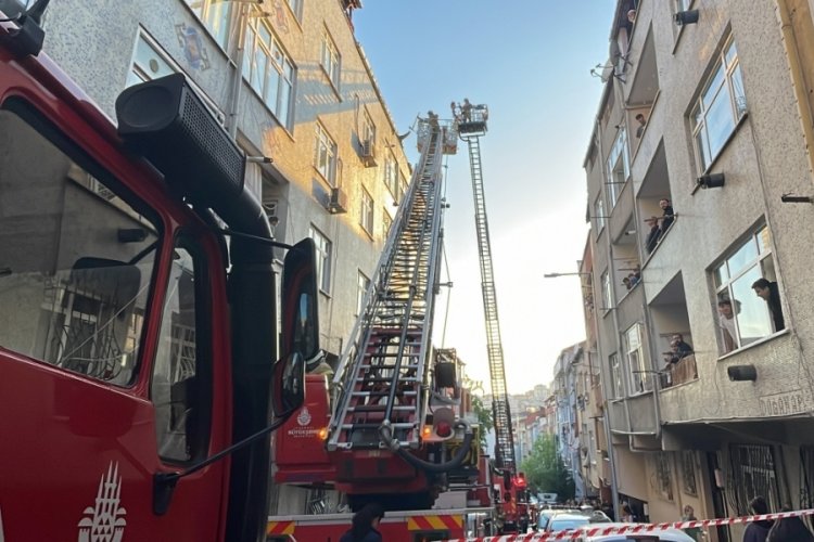 İstanbul'da 4 katlı binanın &ccedil;atısında yangın