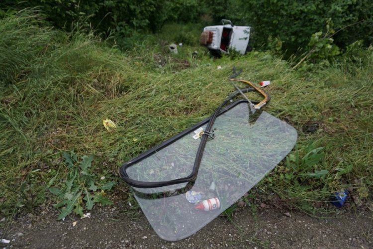 Sakarya'da otomobil şarampole devrildi: 7 yaralı