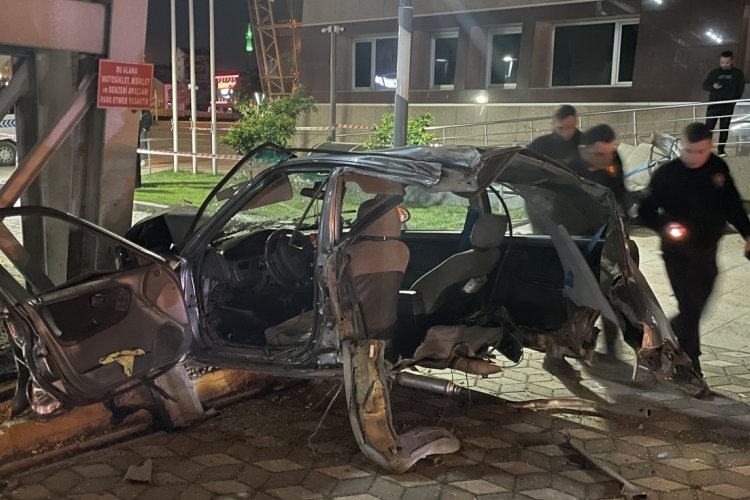 Kocaeli'nde ara&ccedil; ağaca &ccedil;arpıp ikiye ayrıldı