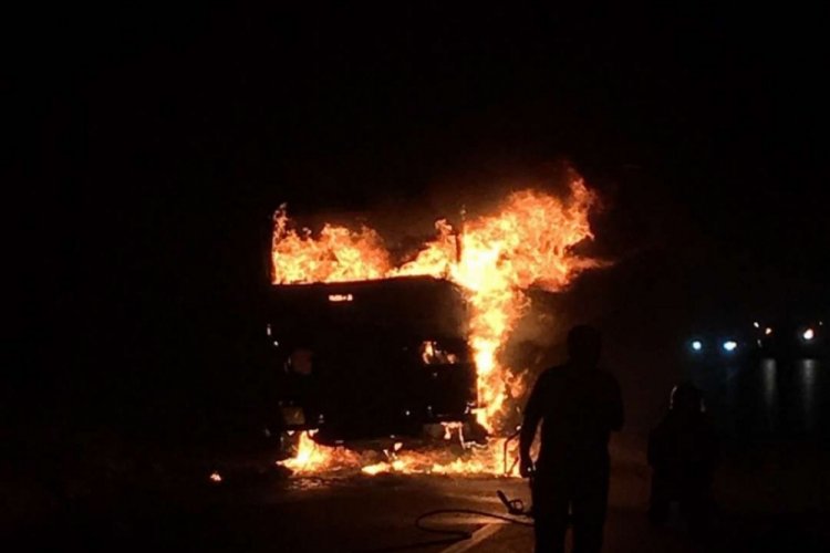 Antalya'da lastiği patlayan hafriyat kamyon alev alev yandı