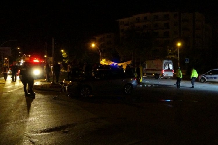 Malatya'da otomobil ile &ccedil;arpışan hafif ticari ara&ccedil; devrilip yan yattı