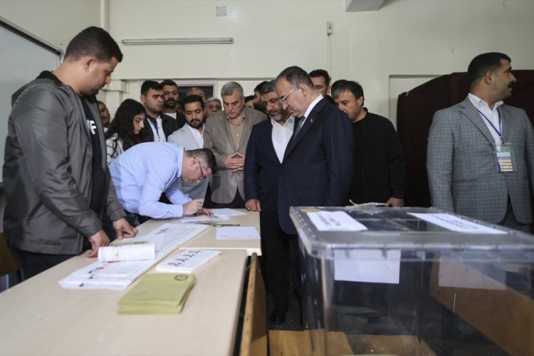 Bakan Bozdağ, Şanlıurfa'da oyunu kullandı