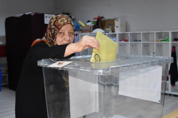 Karadeniz'de vatandaşlar oy kullanmaya başladı