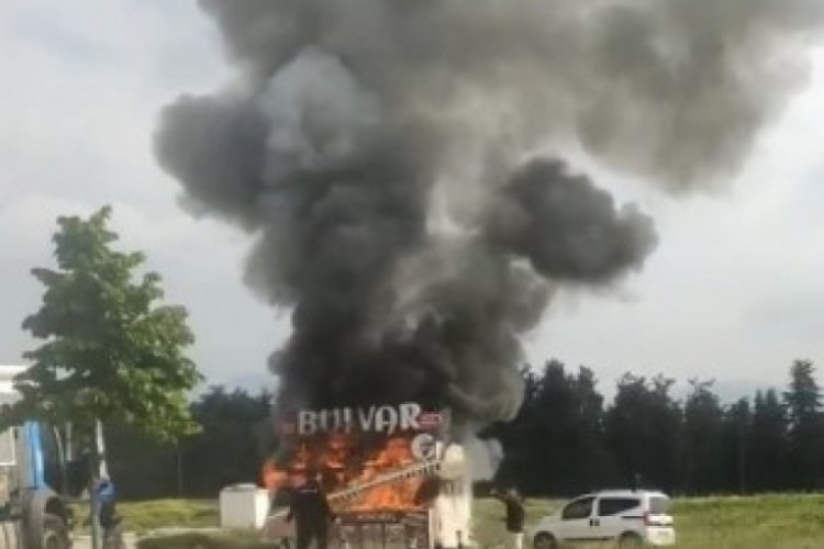 Bursa'da kokore&ccedil; satan ara&ccedil; alev alev yandı! O anlar kamerada