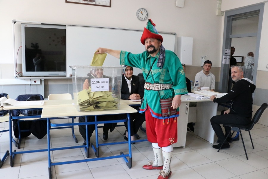 Bursa'nın "Hacivat"ı kost&uuml;m&uuml;yle oyunu kullandı