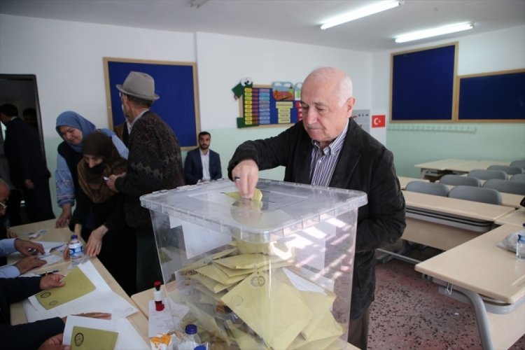 Eski TBMM Başkanı Cemil &Ccedil;i&ccedil;ek oyunu kullandı