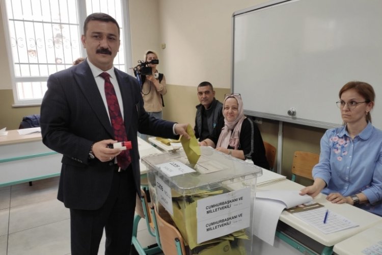 İYİ Parti Bursa Milletvekili adayı Sel&ccedil;uk T&uuml;rkoğlu oyunu kullandı&nbsp;