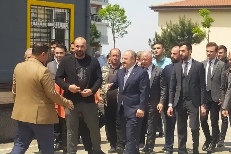 Bakan Varank Bursa'da sandık başına ge&ccedil;ti