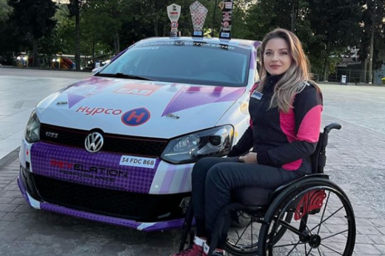 Bursalı K&uuml;bra T&uuml;rkiye'de motor sporları lisansı alan ilk omurilik yaralanmalı kadın oldu